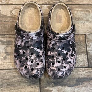 Set of lined camo Crocs. Not a common pattern. Sz 12/13.